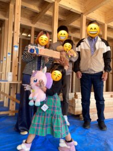 「上棟バンザーイ！！マイホームが出来る実感がわいてきた(*^▽^*)」